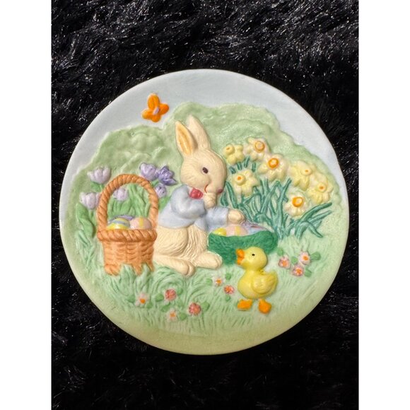 1996 Hallmark Keepsake Collectors Plate "Keeping A Secret" Hand-Painted - Picture 1 of 7